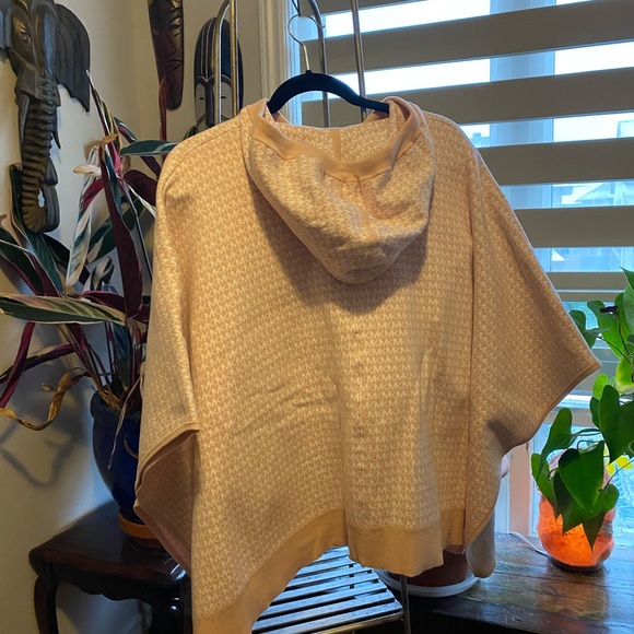 Michael Kors hooded poncho with pockets - Picture 5 of 8